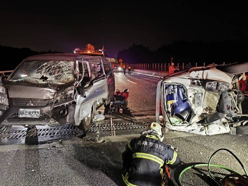 国道3号南向370.9公里田寮路段，今天晚上7点多发生2部小货车追撞，2车撞到面目全非、严重扭曲变形，车祸现场令人怵目惊心！（民众提供）