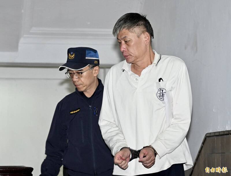 中国香港籍共谍丁小琥被依国家安全法起诉移审，高等法院18日晚间开庭接押，现役士官长吕芳契在法警戒护下进入法院应讯。（记者罗沛德摄）