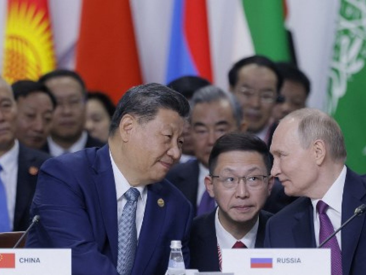 习近平在北京同普京举行视像会晤。图为去年10月两人在俄罗斯喀山出席金砖国家领导人会晤期间会谈。(法新社资料图片)