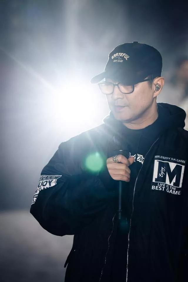 汪峰和女儿到菜地干农活,醒醒戴三道杠袖章