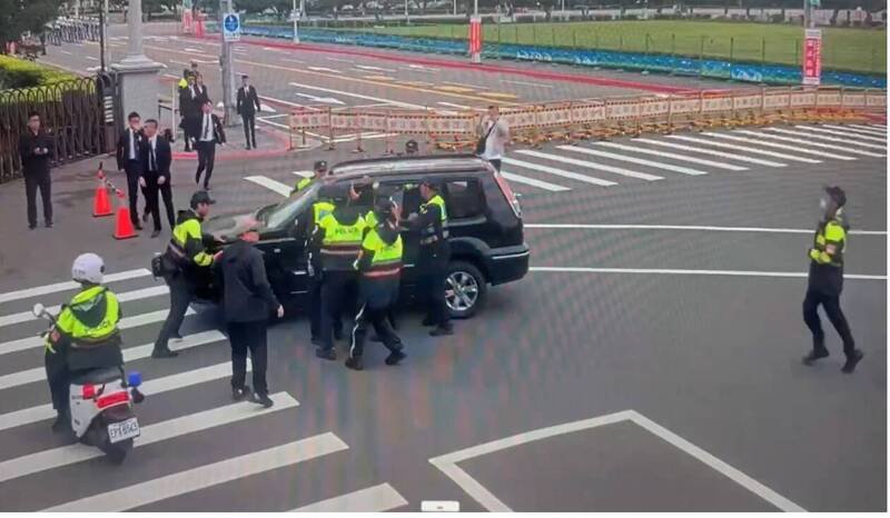 警方拦阻陈男轿车。（记者王冠仁翻摄）