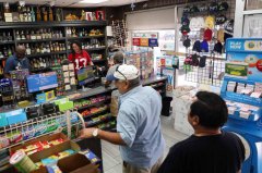 假救人真行窃!店员心脏病发倒地 男子装关心趁乱偷盗全都录