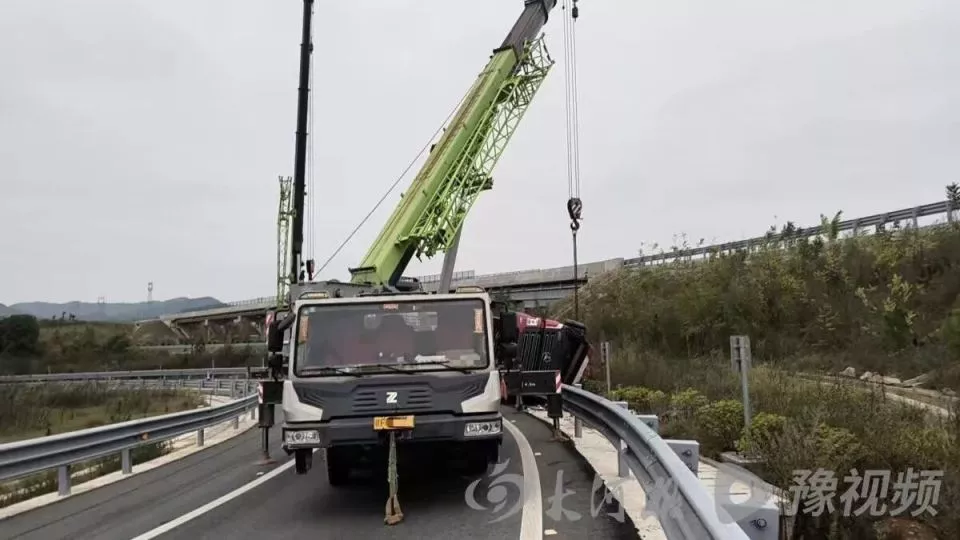 货车匝道侧翻被收2万吊车费,司机称没人提前告知标准