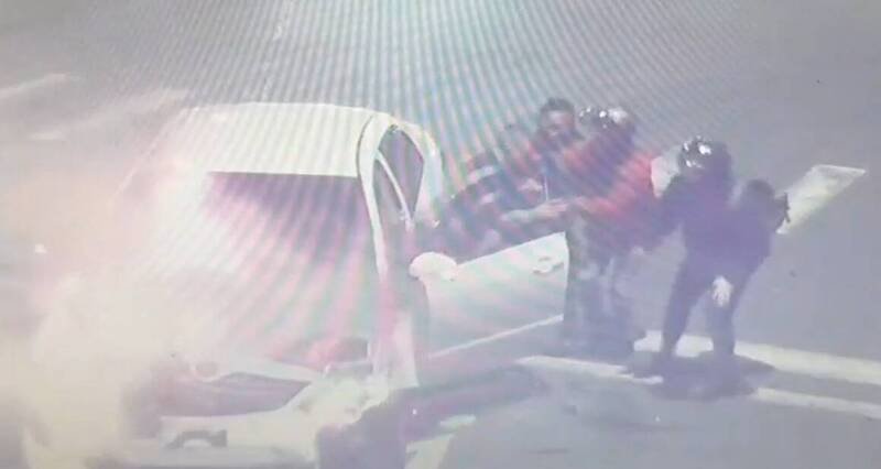 驾驶（左）被救出后，汽车随即陷入火海。（读者提供）