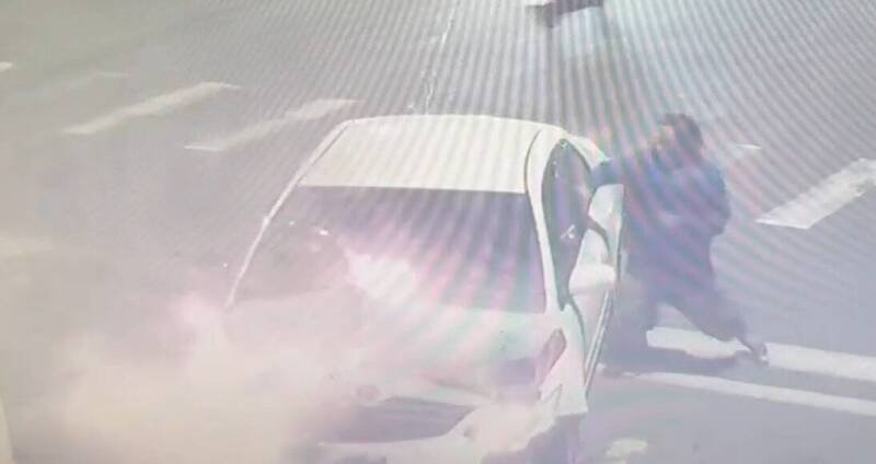 男子徒手击破车窗救人。（读者提供）