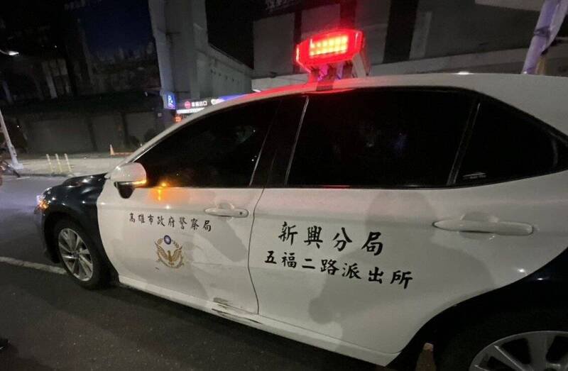被撞的警车车身凹陷。（警方提供）