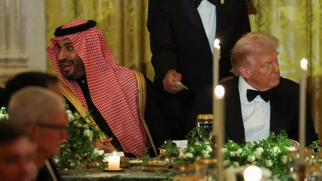 “闭嘴,闭嘴,蠢猪!” 特朗普辱骂女记者舆论大哗