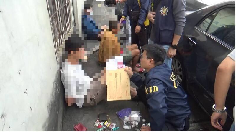 陈男（左）与另外2名毒友一起落网。（警方提供）