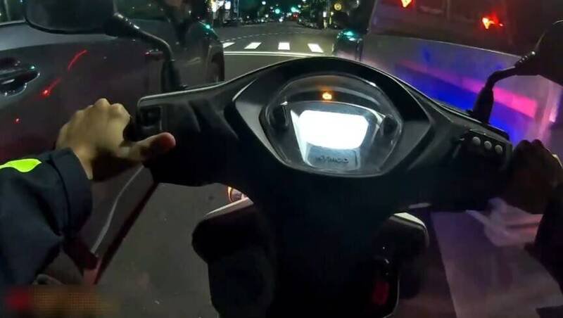 新北市芦洲今天凌晨传出一辆老旧货车无故停在道路上，警员途经发现拦检被拒，疑犯一路违规狂飙，冲上台64线逃逸，警方祭出15张罚单、开罚10万余元，朝公共危险罪嫌送办。（记者吴仁捷翻摄）