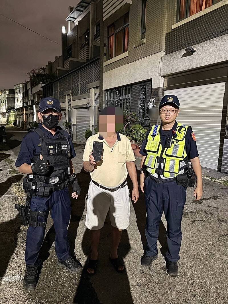 林姓工头（中）找回手机赞叹员警「神探啦」。（读者提供）