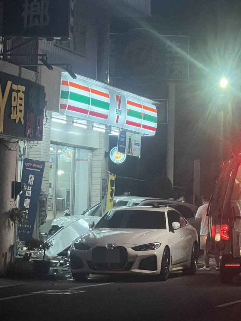 4辆双B车在彰化员鹿路竞速，撞进7-11超市。（民众提供）