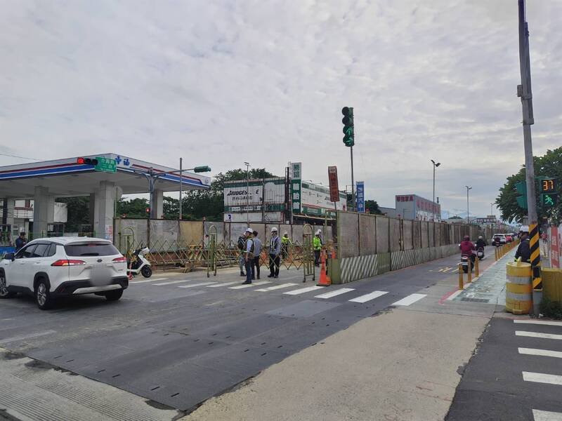 廖姓女子冲向捷运工地，撞坏剪刀门后，又冲向投料口才掉落8米深工地。（警方提供）