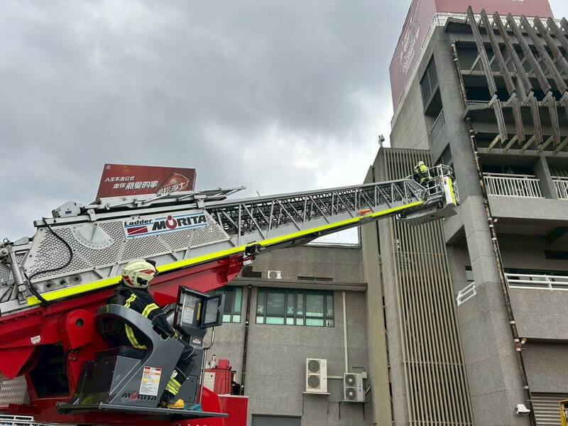 桃园市政府消防局青埔消防分队在乐天桃园棒球场办理火灾抢救演练。（桃园市政府提供）