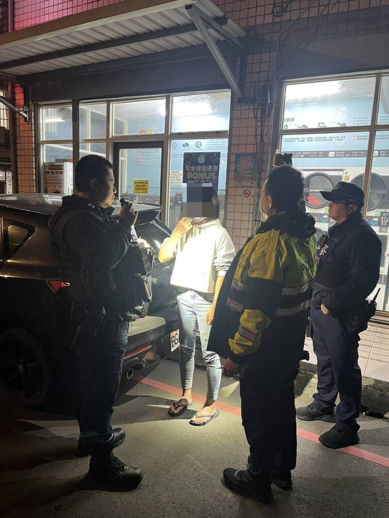 王姓女子（左2）涉嫌毒驾被警方查获。（警方提供）