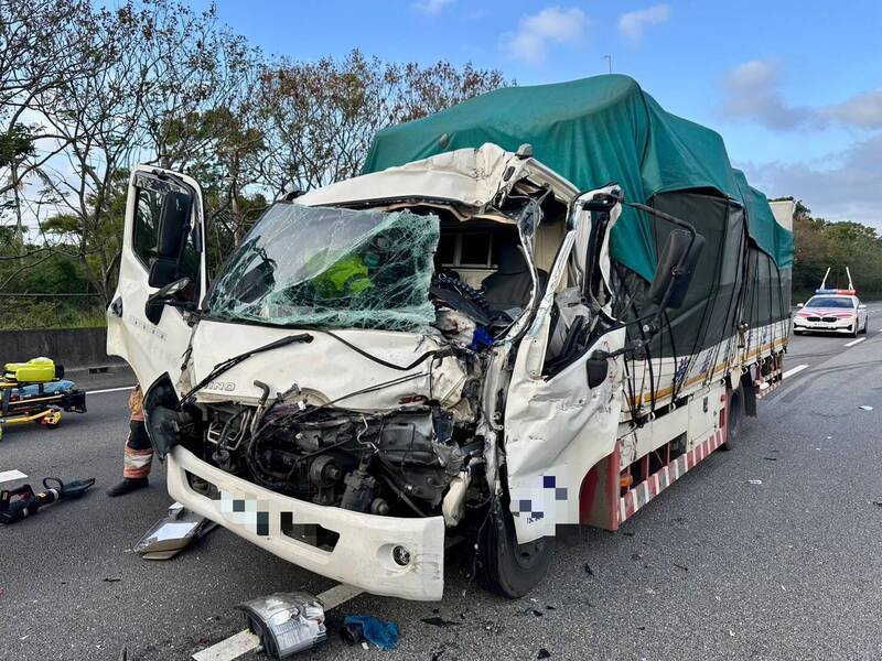 国道1号新竹南下107公里处，今天下午发生4台车追撞车祸，货车驾驶受困车内且OHCA意识不清，经救护人员脱困后送医。（新竹市消防局提供）