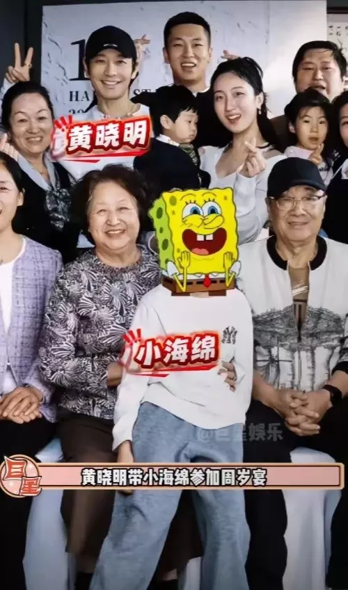 杨颖带小海绵和前婆婆聚餐,穿针织开衫烫大波浪很妩媚