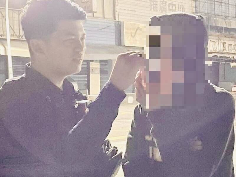 永康警分局警方拦检，用唾液毒品筛检测试驾驶人有否毒驾。（警方提供）