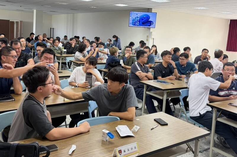 台南市警局召集外勤员警举办唾液毒品筛检教育训练，由试剂厂商教导员警熟悉操作流程，快速掌握技术。（台南市刑大提供）