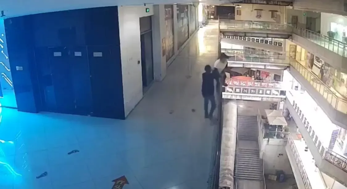 女子一分钟内两次跳楼被救？救人者和女子疑认识