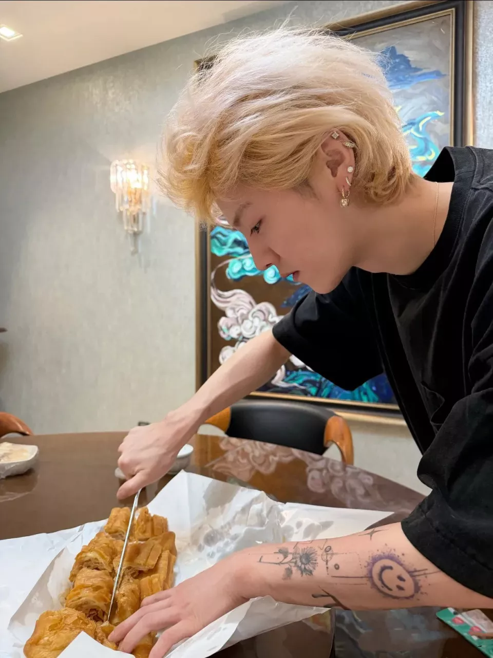 鹿晗晒8000万豪宅，穿短裤露膝盖双腿修长