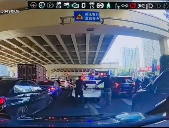 上海街头有车冲撞警车拒捕逃窜，警方通报：是盗车嫌犯