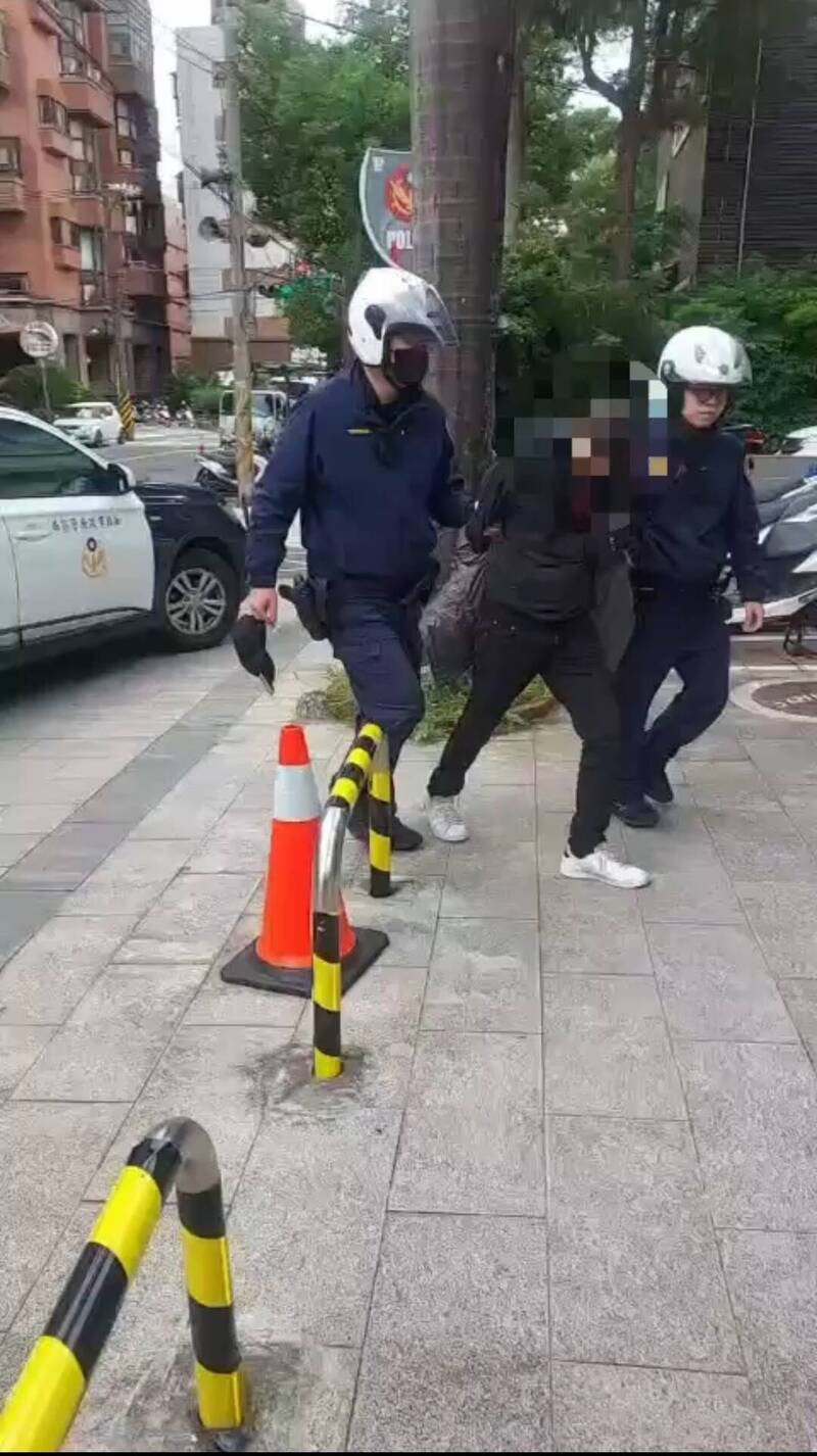 警方将颜男扭送警所。（记者徐圣伦翻摄）