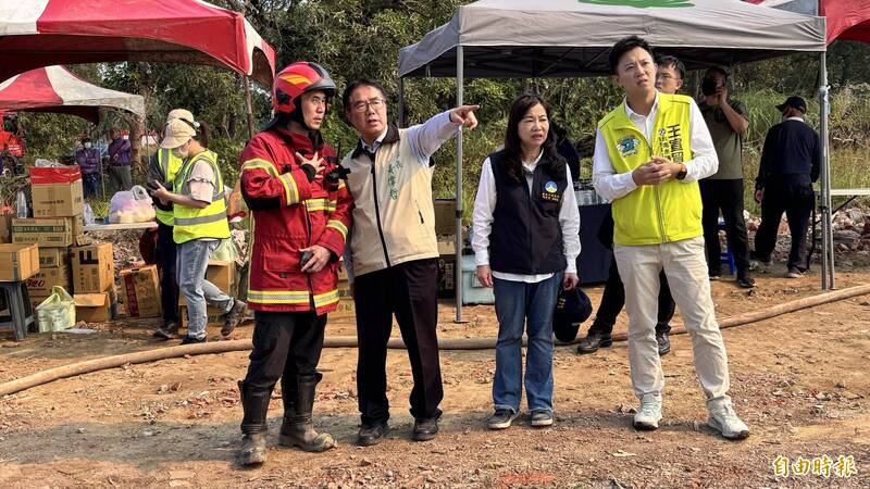 台南市长黄伟哲（左二）到场关心乌树林灾后暂置场救灾。（记者杨金城摄）