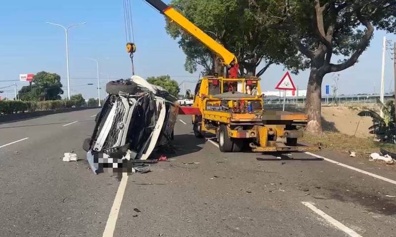 虎尾镇下午2点多车辆翻覆意外，造成2男2女受伤。（图由民众提供）