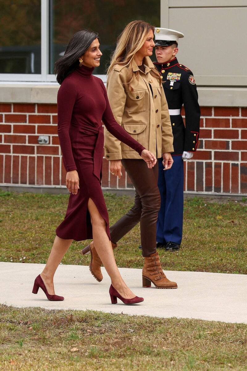 这张美国第一夫人梅兰妮亚与第二夫人乌沙19日参访北卡军营的合照明显可见,梅兰妮亚(中)左手戴有戒指,但乌沙(左)却十指空空。(路透) 这张美国第一夫人梅兰妮亚与第二夫人乌沙19日参访北卡军营的合照明显可见,梅兰妮亚(中)左手戴有戒指,但乌沙(左)却十指空空。(路透)