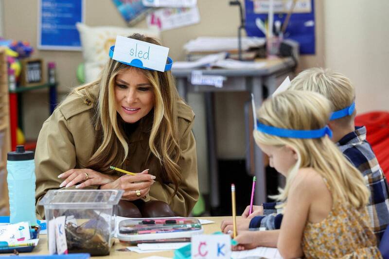 美国第一夫人梅兰妮亚19日参访北卡军营时,双手都戴有戒指。(路透) 美国第一夫人梅兰妮亚19日参访北卡军营时,双手都戴有戒指。(路透)