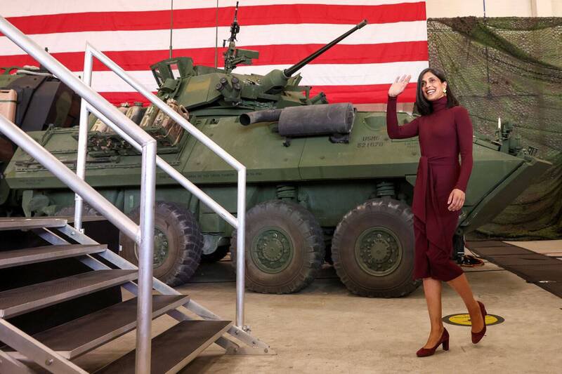 乌沙‧范斯19日访问北卡罗莱纳州的军营时,十指空空没戴婚戒。(路透) 乌沙‧范斯19日访问北卡罗莱纳州的军营时,十指空空没戴婚戒。(路透)