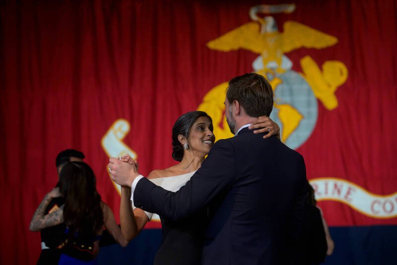 这张本月8日在华府希尔顿饭店拍摄的照片显示,范斯与妻子乌沙在陆战队舞会上共舞时,都戴著婚戒。(美联社) 这张本月8日在华府希尔顿饭店拍摄的照片显示,范斯与妻子乌沙在陆战队舞会上共舞时,都戴著婚戒。(美联社)