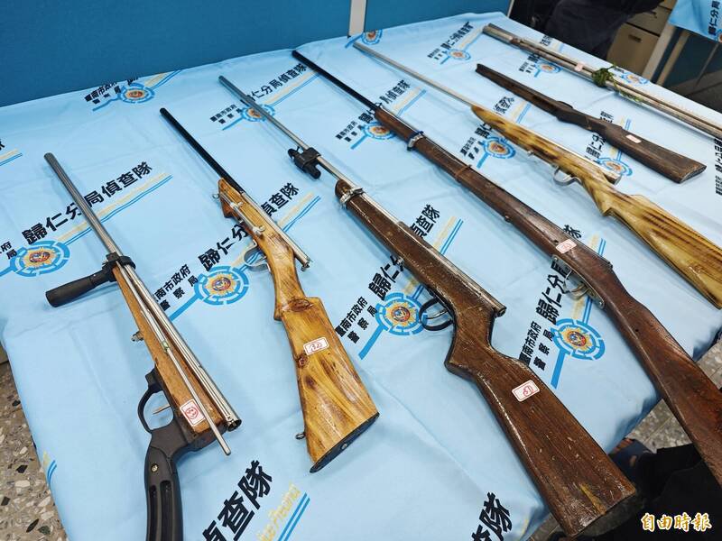 归仁警分局执行「3合1专案」，查获改造长枪。（记者吴俊锋摄）