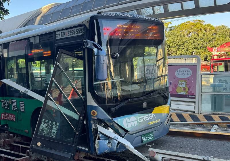 巨业客运公车撞上施工护栏，车门歪斜掉落。（民众提供）