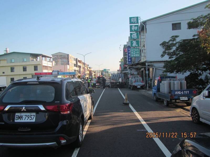 机车自撞停放机慢车道上的大货车。(民众提供) 机车自撞停放机慢车道上的大货车。(民众提供)