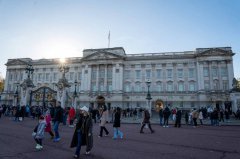 史上首次白金汉宫耶诞市集? 游客冲现场才发现被AI骗