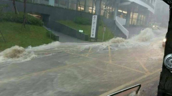 汐止因下午的一场豪雨出现淹水灾情。（民众提供）