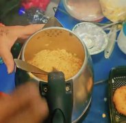 大妈火车上煮泡面影片疯传 引发安全整治行动