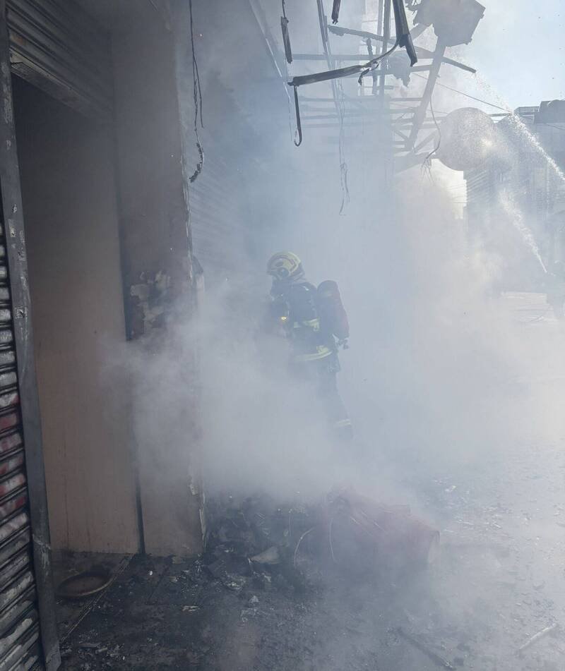 台中市西屯区福星路一栋民宅今天上午发生火警，现场浓烟窜天，消防局出动38人到场抢救。（记者陈建志翻摄）