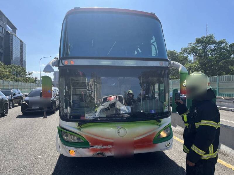 民间救护车与休旅车发生事故后，郑姓游览车驾驶因煞车不及再发生追撞。（记者陆运锋翻摄）