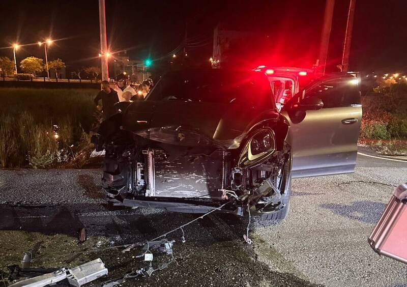 宜兰市环市东路三段379巷与新生路闪灯路口，昨晚发生保时捷休旅车跟丰田轿车车祸，保时捷车头全毁。（图由读者提供）