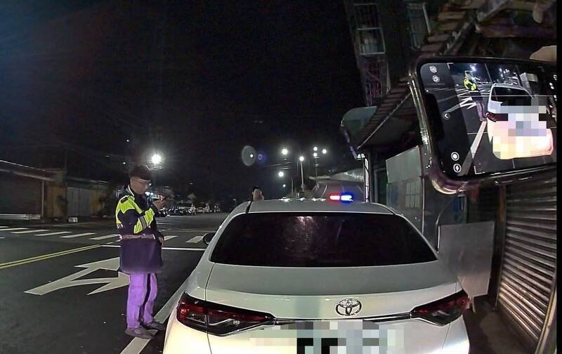 警方透过AI系统查出王男驾驶的车辆为赃车，随即将他拦下。（记者吴升儒翻摄）