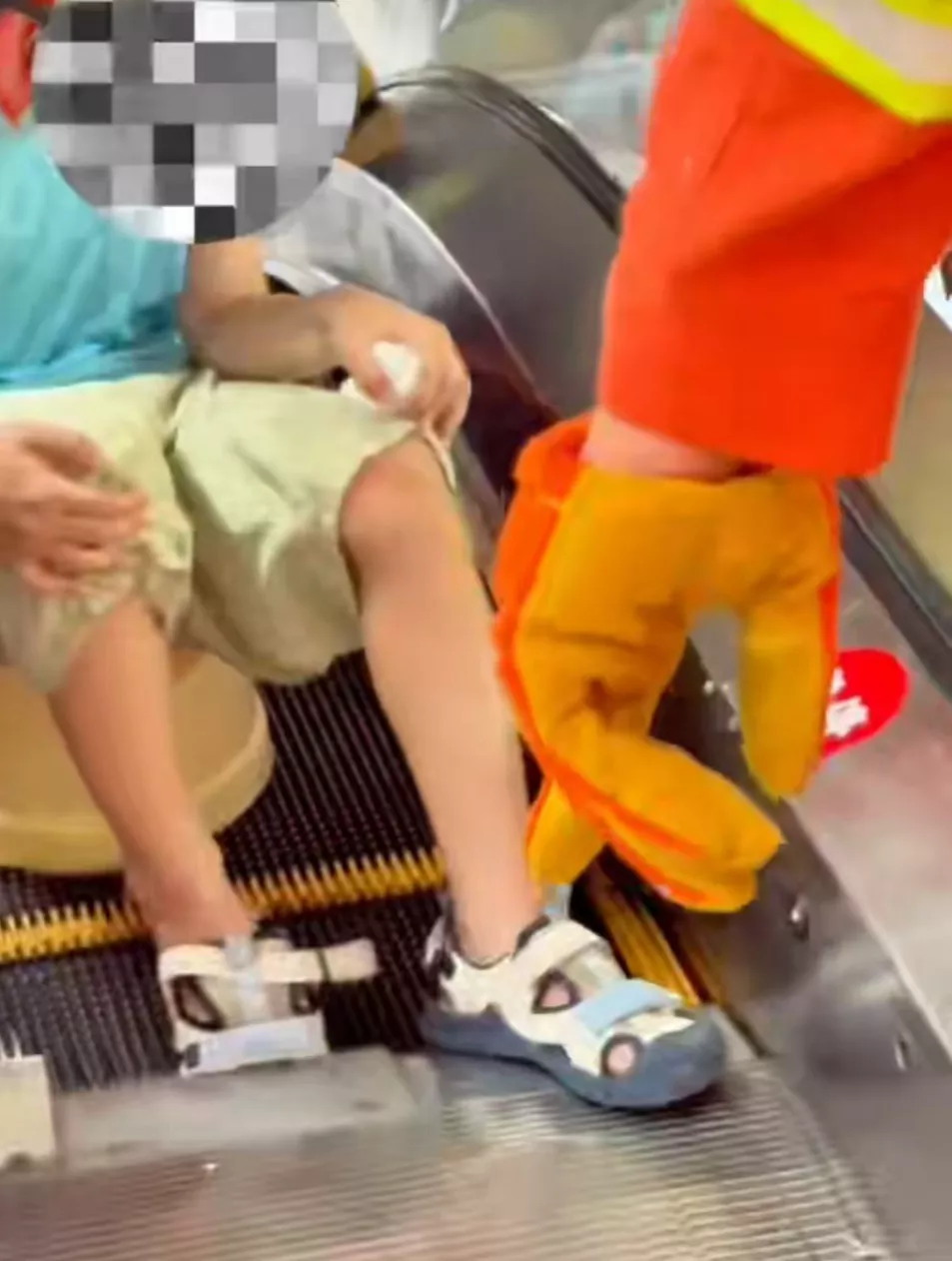 6岁男童被广场扶梯夹伤致脚趾截肢,家属索赔40万