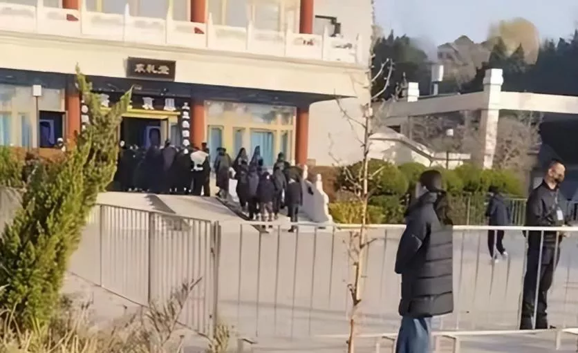 唐嫣送公公出殡细节曝光:双眼疑哭得通红,手扶着罗晋