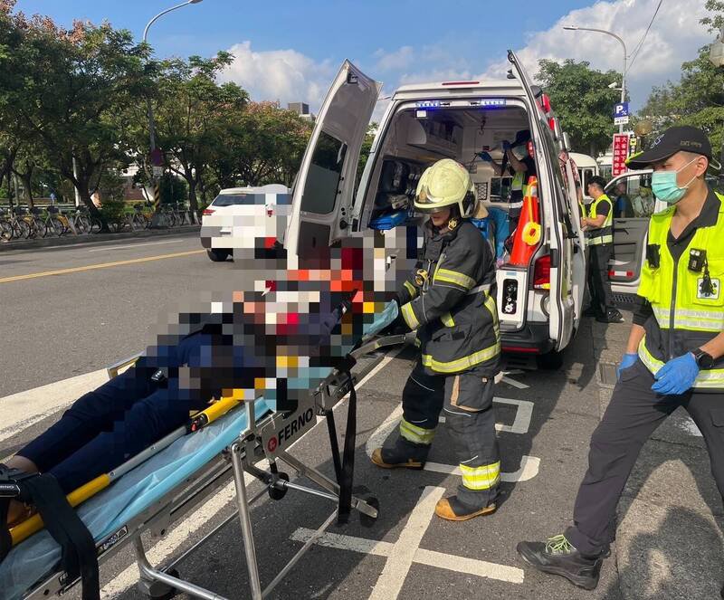 高铁板桥站今天下午惊传一名老妇人坠落月台受伤，高铁人员紧急通报、救起妇人，幸仅受轻伤，紧急会同消防员送医救治。（记者吴仁捷翻摄）民众提供