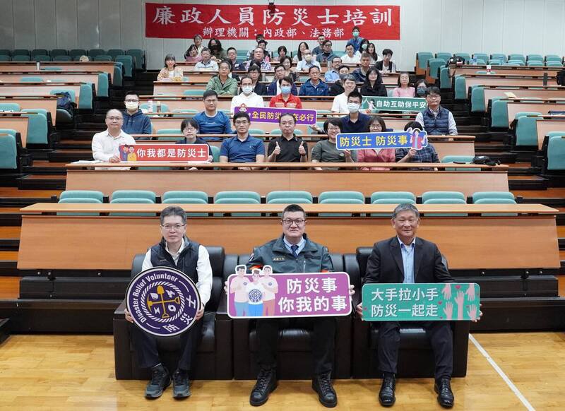 内政部政务次长马士元今（24）日出席消防署举办的「廉政人员防灾士专班」开训典礼。（消防署提供）