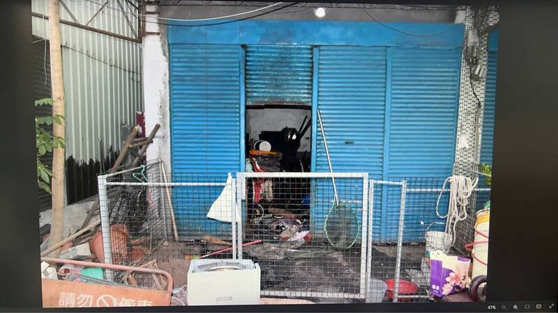 刘姓老翁与10多只狗同住透天厝，23日被发现倒卧1楼客厅地板已死亡多日。（民众提供）