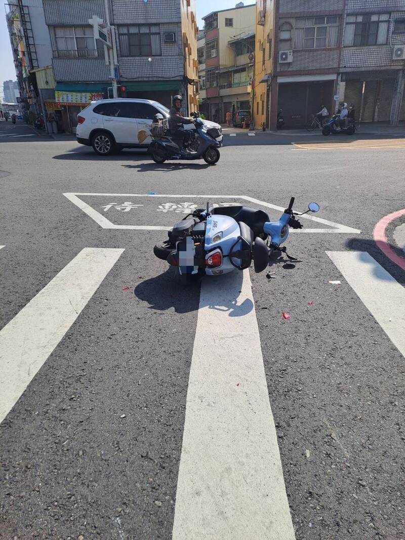 机车和骑士遭老翁冲撞，车辆在路口倒成一片。（民众提供）