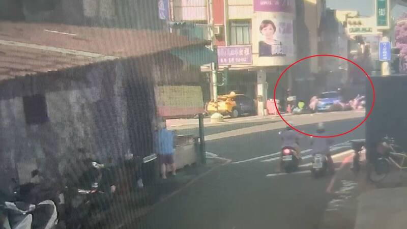 75岁老翁驾驶轿车，突往前冲撞前方停等红灯的5名骑士。（民众提供）