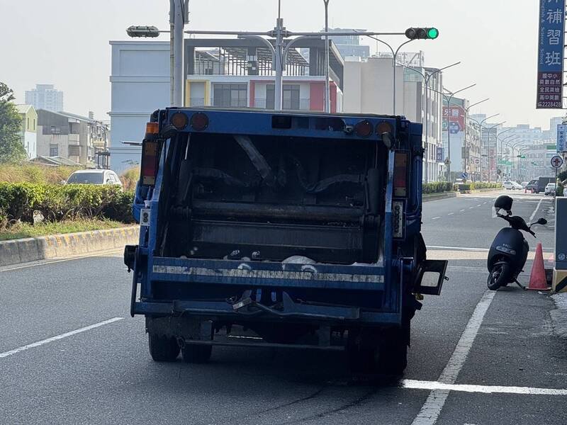 涉失控在台南安平民权路四段连续撞击五辆汽车与一辆机车的民间环保回收车。（民众提供）